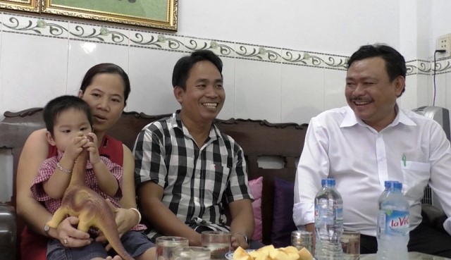 Anh Lê Văn Đình (58 tuổi) cùng vợ Lâm Thị Tú Toàn ở tỉnh Sóc Trăng có con sau 15 năm hiếm muộn.
