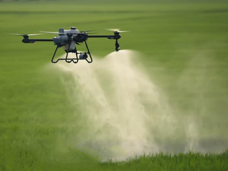Máy bay phun thuốc diệt cỏ nên chọn DJI hay XAG tốt hơn?