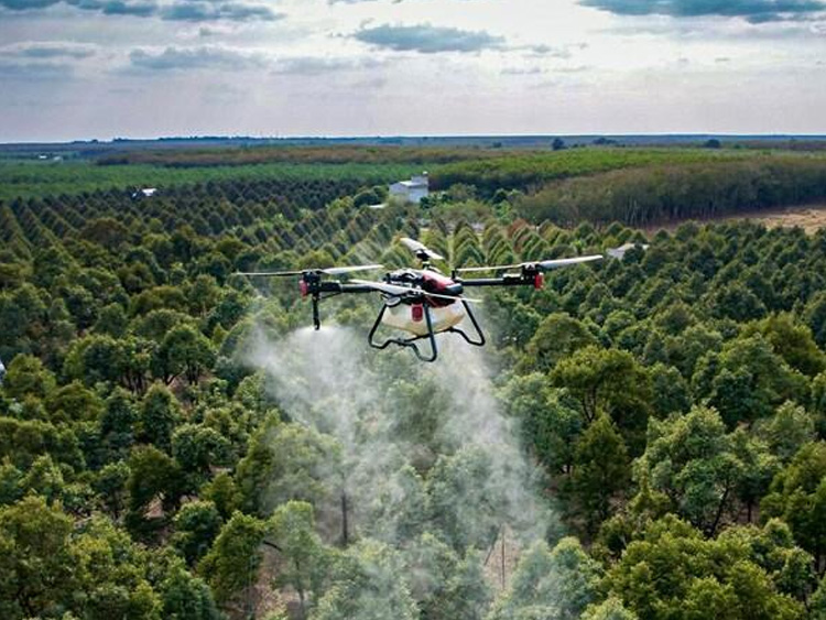 Máy bay phun thuốc diệt cỏ nên chọn DJI hay XAG tốt hơn?